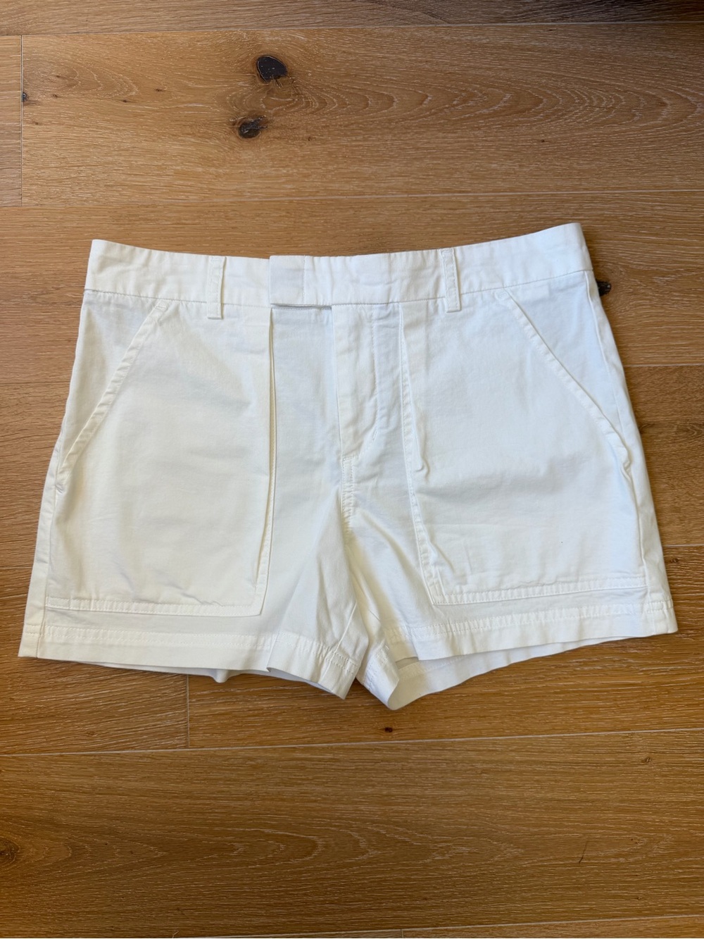 Vince White Utility Pocket Shorts Size 8 | Cotton Stretch | Summer Staple